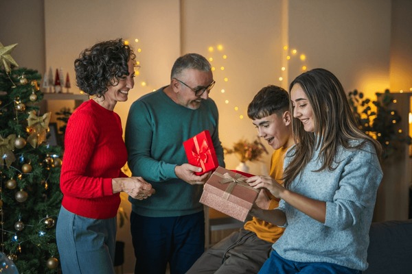 Família reunida comemorando ocasião especial